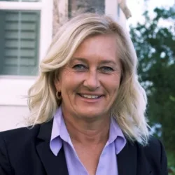 Lee Ann Fronckowiak Headshot