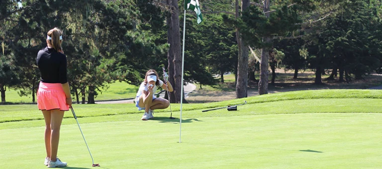 Nike Junior Golf Camp lining up putt png