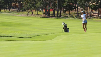Nike Junior Golf Camp chipping onto green png