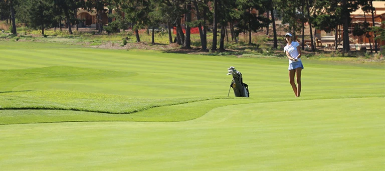 Nike Junior Golf Camp chipping onto green png