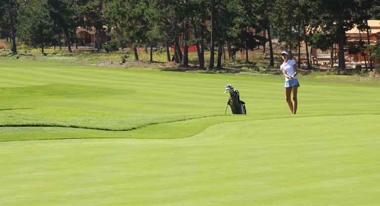 Nike Junior Golf Camp chipping onto green