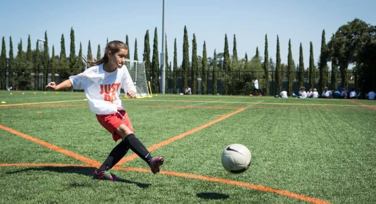 Se Gallery Soccer Girlkick2