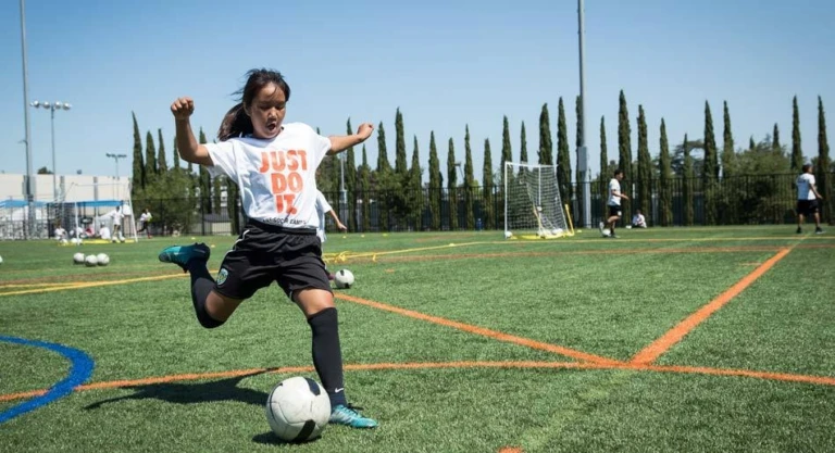 Se Gallery Soccer Girlkick4