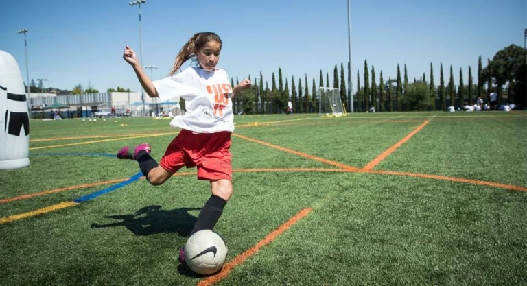 Gallery soccer girlkick3