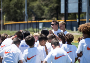 Maxwell Talking To Players