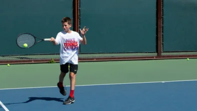 Tennis boy chase fronthand