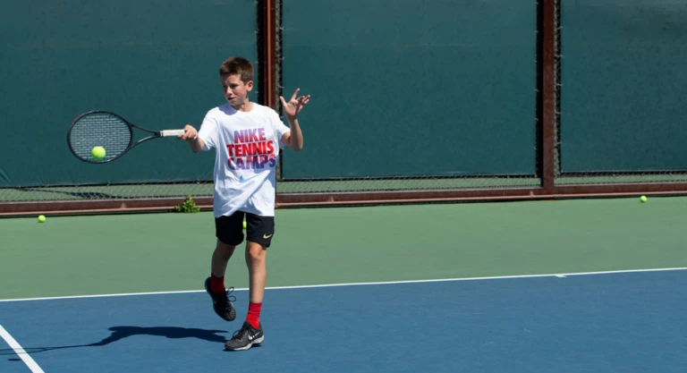 Tennis boy chase fronthand