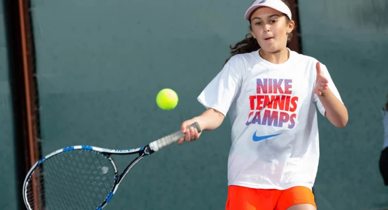 Tennis girl fronthand babolat