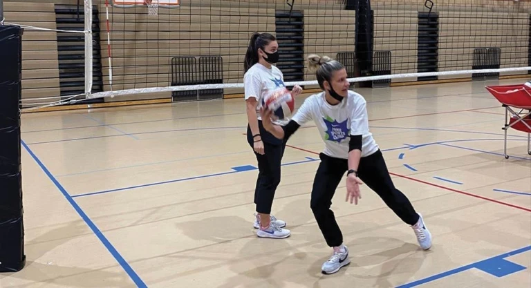 Stacy Sykora demonstrating to campers