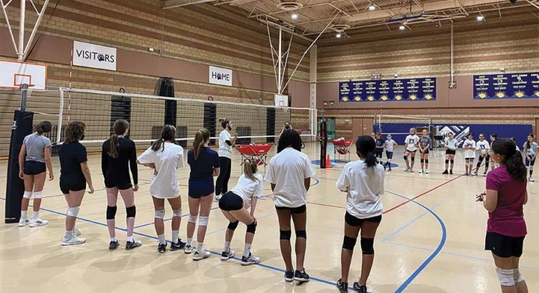 Stacy Sykora giving instruction